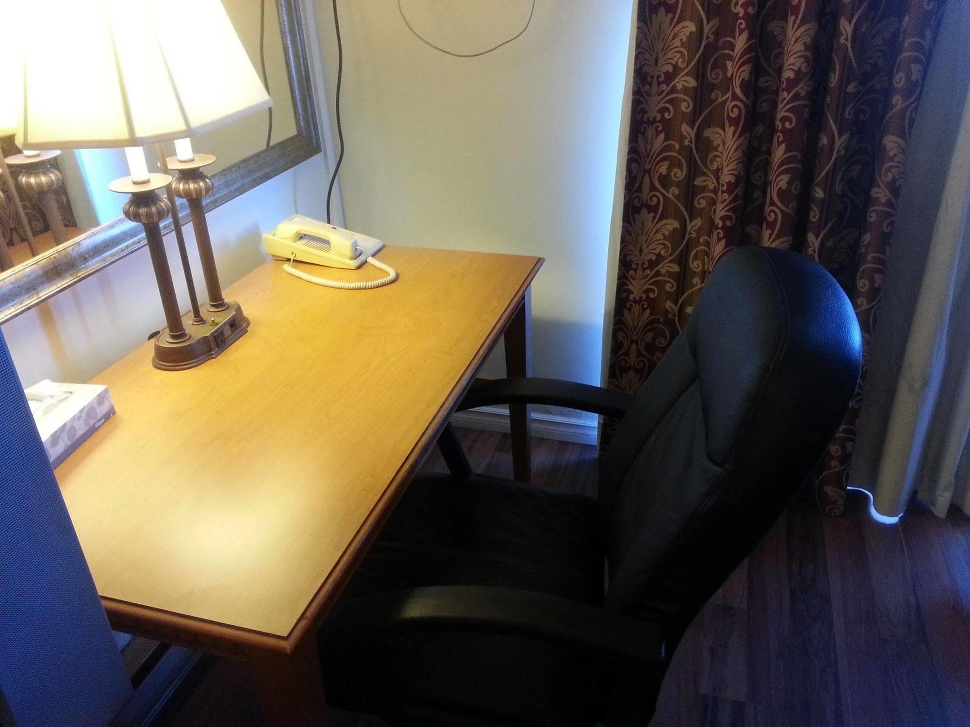 401 Inn Burnaby Bagian luar foto