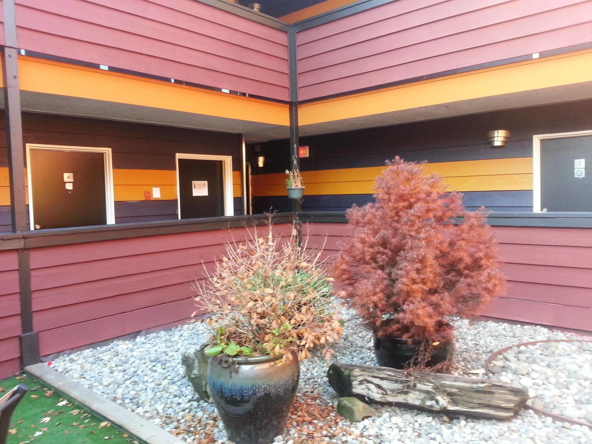 401 Inn Burnaby Bagian luar foto